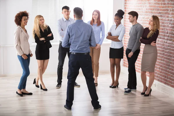 Manager gesprek met collega 's — Stockfoto