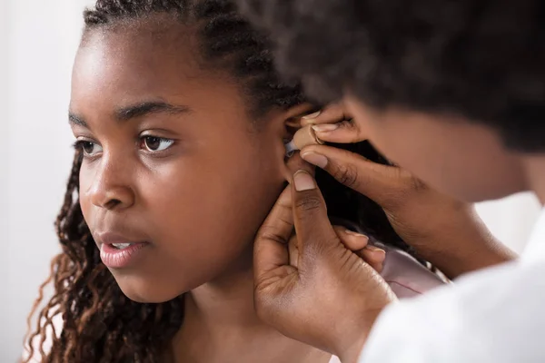 Läkare kontrollera flicka öra på sjukhus — Stockfoto