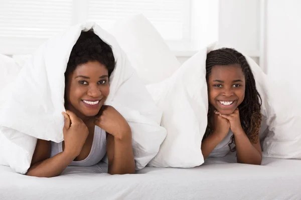 Mother And Daughter In Bed — Stock Photo, Image