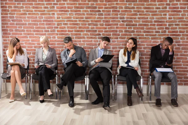 Reihe Unterschiedlicher Beruflicher Bewerber Die Darauf Warten Zum Vorstellungsgespräch Eingeladen — Stockfoto