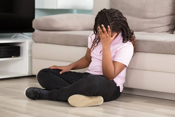 Chica sosteniendo la cabeza en el dolor — Foto de Stock