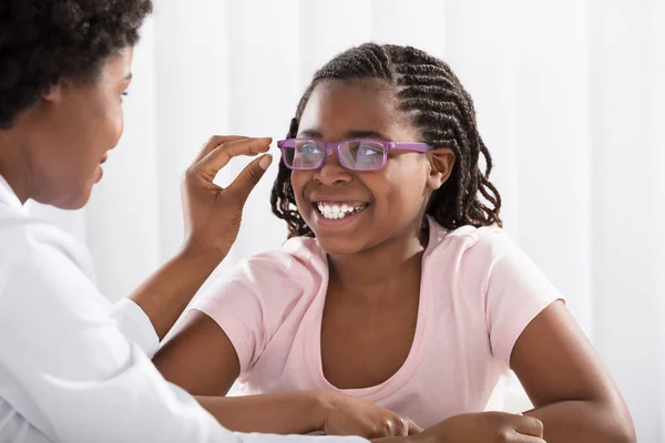 Menina sorrindo usando óculos — Fotografia de Stock