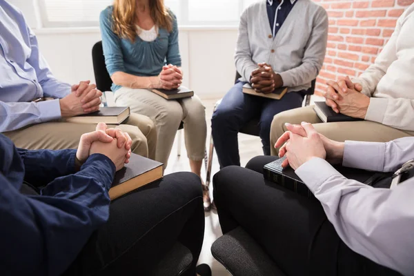 Group People Sitting Chair Bible Praying Together — Stock Photo, Image