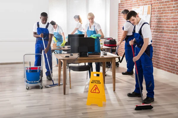 Grupo Zeladores Uniforme Limpeza Escritório Com Equipamentos Limpeza — Fotografia de Stock