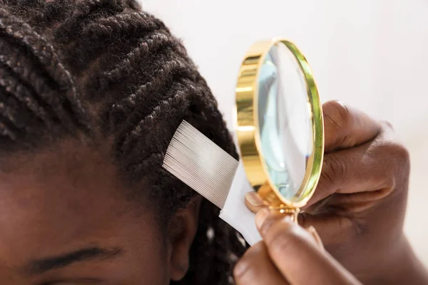 Dermatólogo mirando el cabello del paciente — Foto de Stock