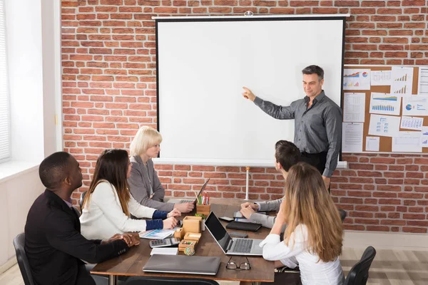 Oudere Zakenman Presentatie Geeft Aan Zijn Collega Office Meeting — Stockfoto