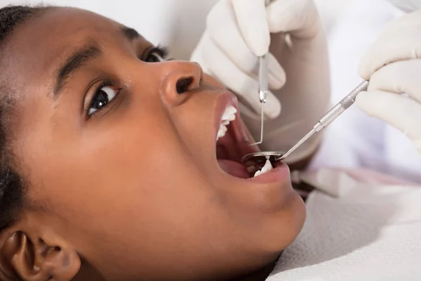 牙医检查女孩子的牙齿 — 图库照片