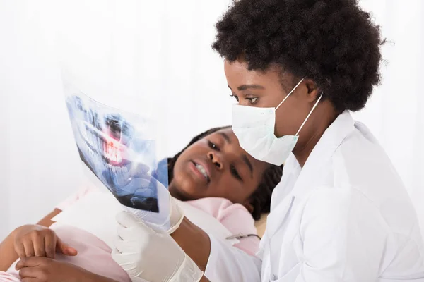 Tandläkaren undersöker tjejer tänder — Stockfoto