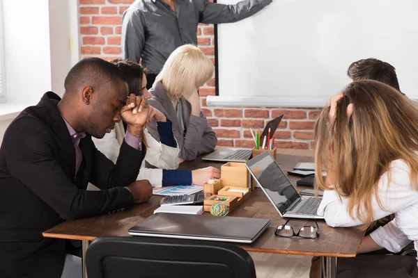 Diversos Jóvenes Empresarios Cansados Aburridos Durante Reunión Cargo —  Fotos de Stock