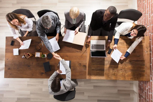 Bovenaanzicht Van Businesspartner Schudden Hun Handen Vergadering — Stockfoto