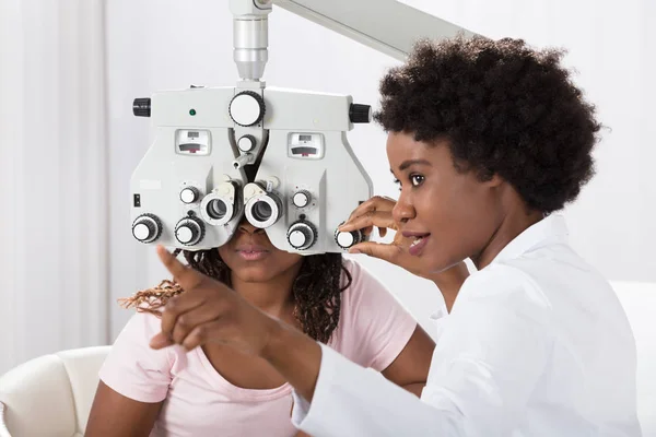 Kvinnliga optiker undersöka patienten — Stockfoto