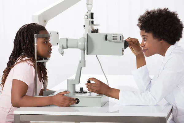 Paciente do Exame Optometrista Feminino — Fotografia de Stock