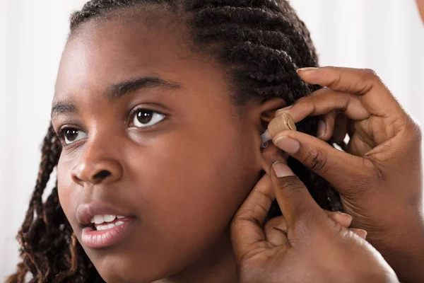 Doutor verificando a orelha da menina no hospital — Fotografia de Stock