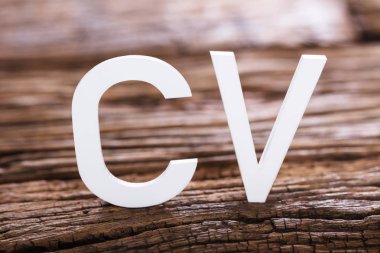 Ahşap masa üzerinde CV kelime