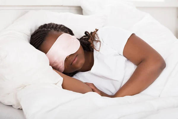 Africana chica durmiendo en cama — Foto de Stock
