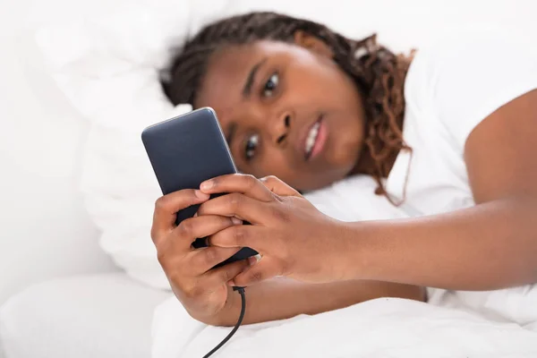 Menina usando telefone celular — Fotografia de Stock