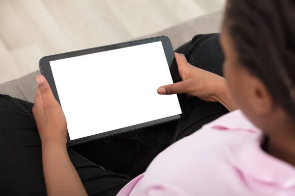 Mulher mostrando tablet digital — Fotografia de Stock