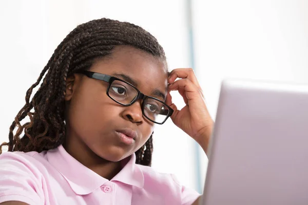 Chica mirando el ordenador portátil —  Fotos de Stock