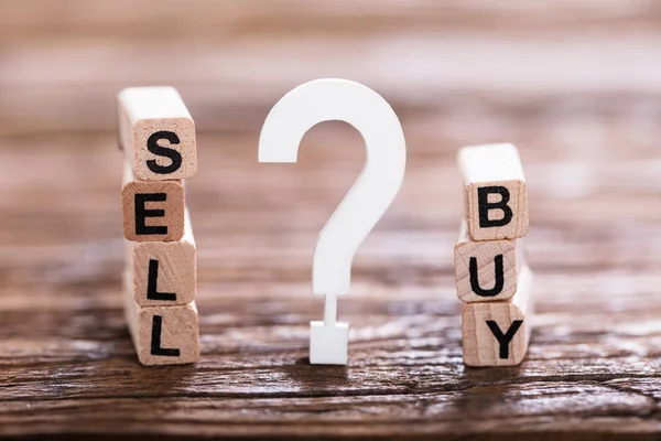 Comprar o vender opción con pregunta — Foto de Stock