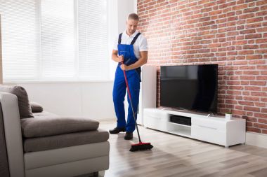 Kapıcı süpürme zemin 