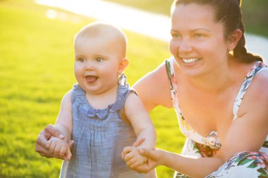 gülen bebek ile anne 