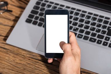 Akıllı telefon tutarak işadamı