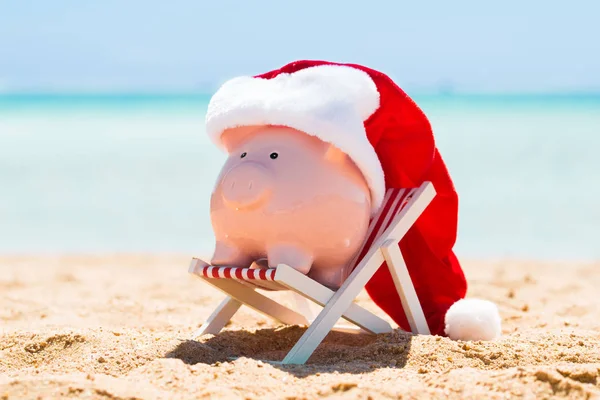 Piggy bank dengan topi santa — Stok Foto