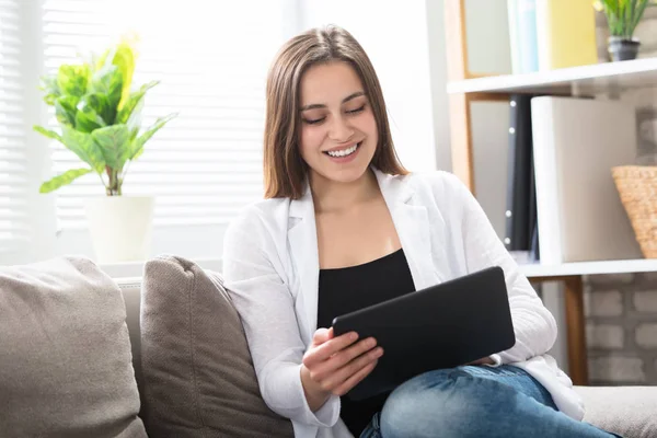 Femme regardant tablette numérique — Photo