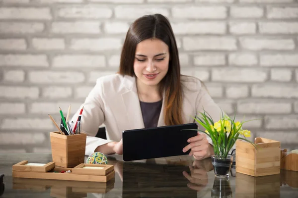 Zakenvrouw die digitale tablet gebruikt — Stockfoto