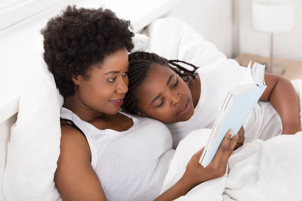 Madre leyendo cuento a la hora de dormir —  Fotos de Stock