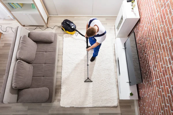 Hausmeister putzt Teppich — Stockfoto