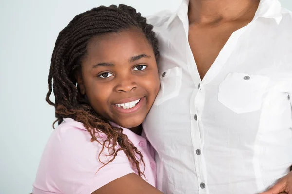 Sorrindo filha abraçando a mãe — Fotografia de Stock