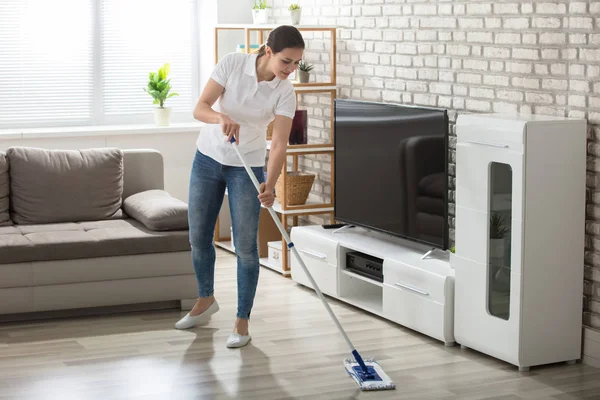 Mujer limpieza piso de madera — Foto de Stock