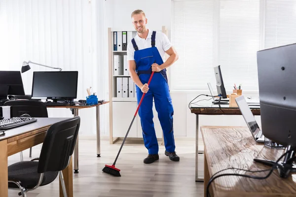 Hausmeister putzt Fußboden — Stockfoto