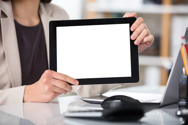 Mujer mostrando tableta digital — Foto de Stock
