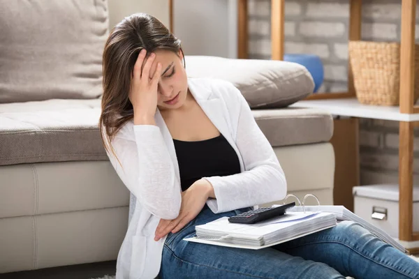 Depressive Frau mit Mappe — Stockfoto