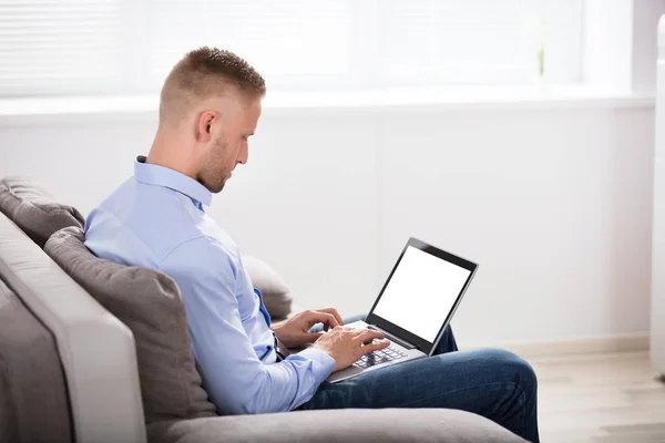 Uomo che utilizza computer portatile a casa — Foto Stock