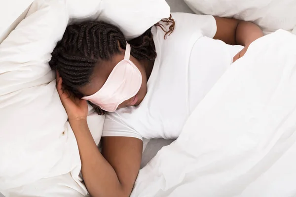 Africana chica durmiendo en cama — Foto de Stock