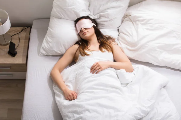 Wanita tidur di tempat tidur — Stok Foto