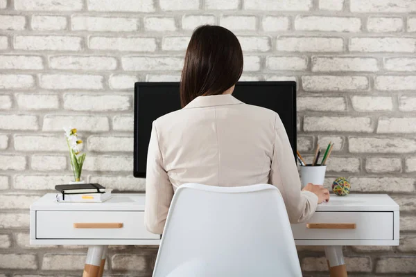 Businesswoman Using Computer — Stock Photo, Image