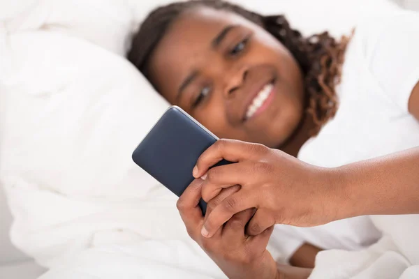 Ragazza utilizzando il telefono cellulare — Foto Stock