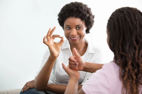 Neslyšící matka mluvit znakovou řečí — Stock fotografie