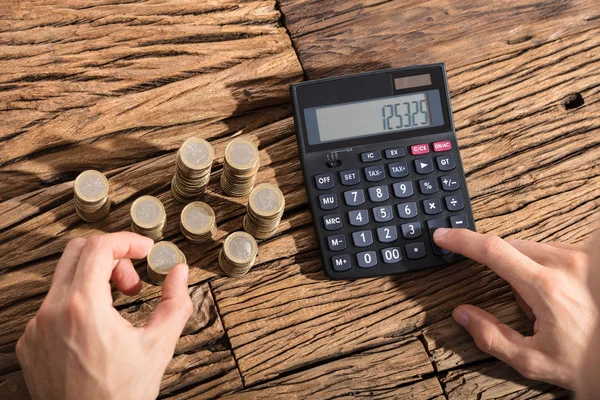 Person Calculating Coins — Stock Photo, Image