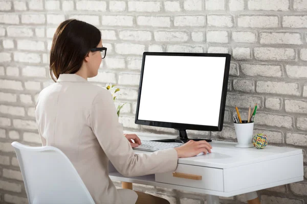 Бізнес-леді за допомогою комп'ютера — стокове фото