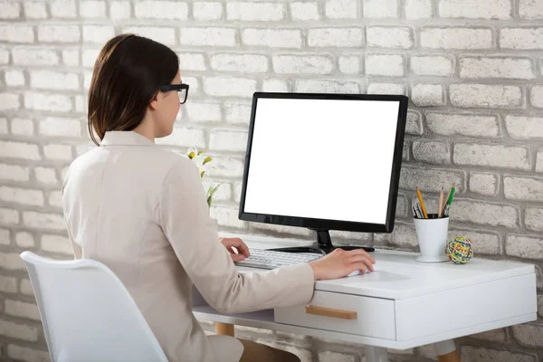 Zakenvrouw met behulp van computer — Stockfoto