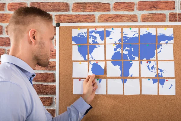 Uomo d'affari guardando mappa del mondo — Foto Stock