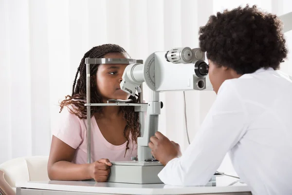 Θηλυκό Optometrist εξέταση ασθενή — Φωτογραφία Αρχείου