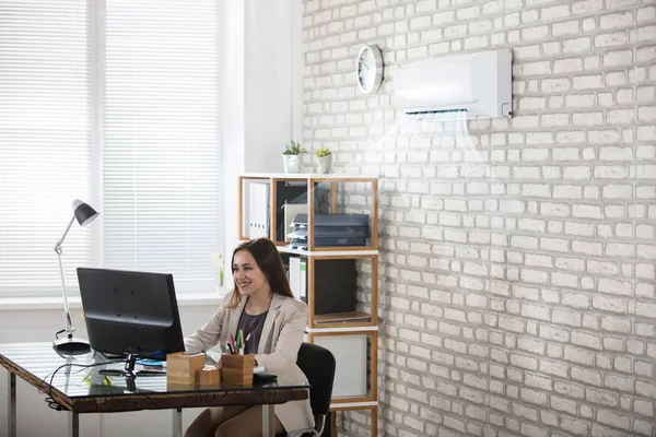 Geschäftsfrau arbeitet im Büro — Stockfoto