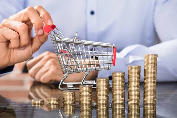 Empresario sosteniendo carrito de compras — Foto de Stock