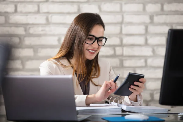 Glimlachend Accountant met behulp van de Calculator — Stockfoto